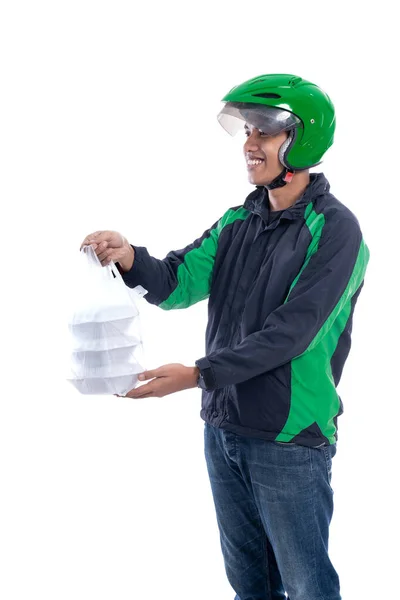 Hombre con chaqueta uniforme y casco entregando comida — Foto de Stock