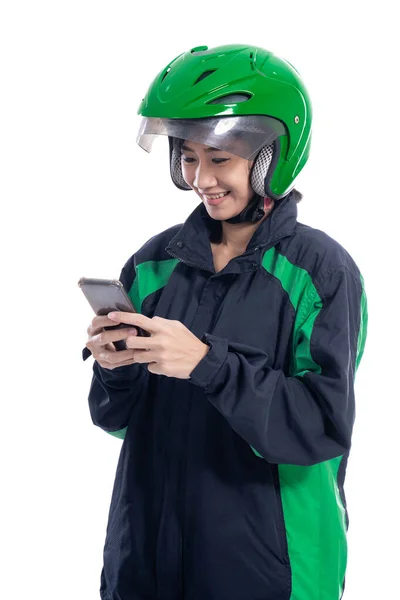 Aziatische mooie levering koerier met helm holding smartphone — Stockfoto