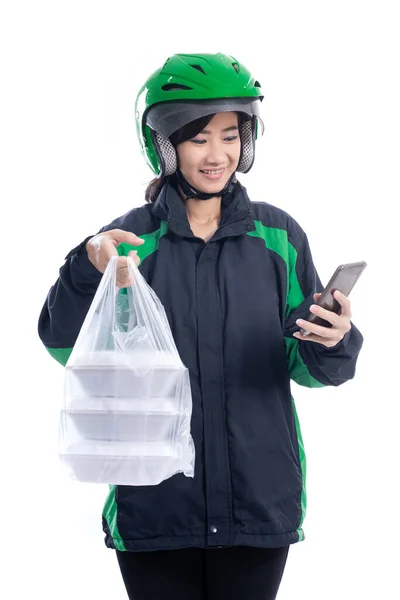 Mensajero con comida en una bolsa de plástico entrega de alimentos —  Fotos de Stock