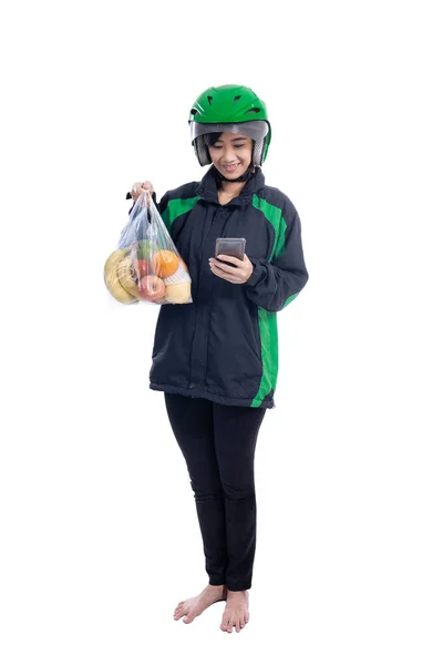 Female uber delivery wearing helmet bring groceries — Stock Photo, Image