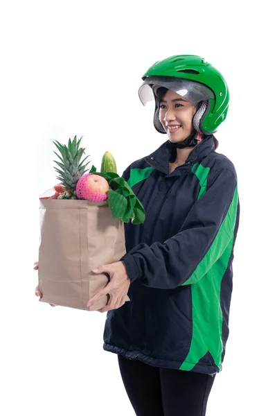 Feminino uber entrega vestindo capacete trazer mantimentos — Fotografia de Stock
