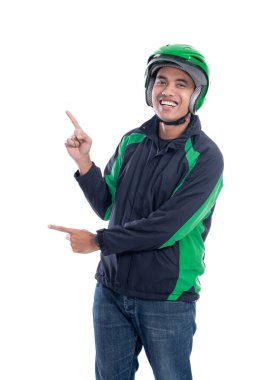 Erkek motorlu taksi şoförü ya da üniformalı bir sürücü