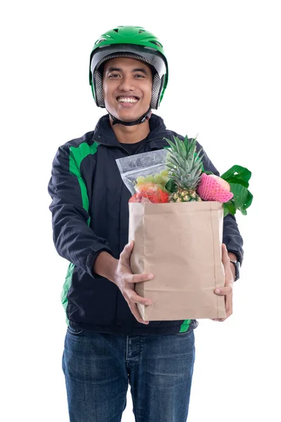 Mensageiro usando capacete e uniforme casaco segurando alimentos isolados — Fotografia de Stock