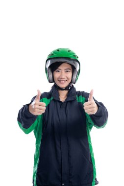 Güzel online taksi şoförü baş parmağını gösteriyor.