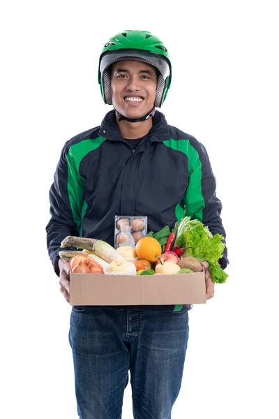 Mensageiro usando capacete e uniforme casaco segurando alimentos isolados — Fotografia de Stock