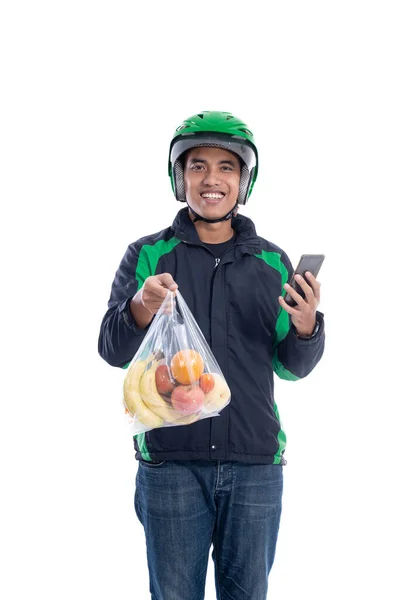 Mensageiro homem com mantimentos em um saco de plástico — Fotografia de Stock