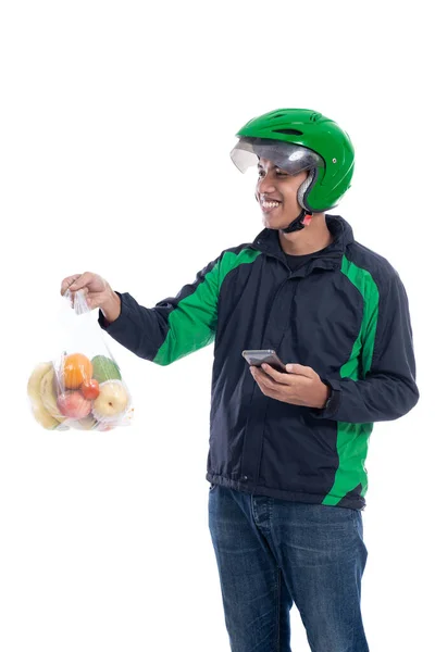Mensageiro usando capacete e uniforme casaco segurando alimentos isolados — Fotografia de Stock
