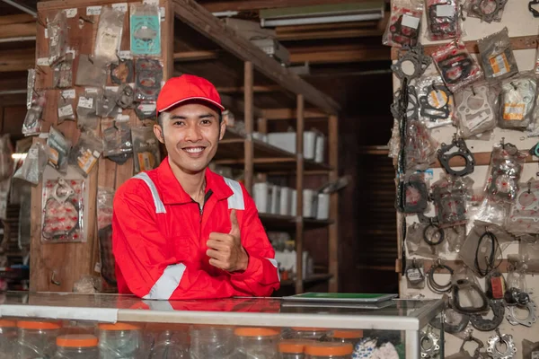 Mecánico sonriente con wearpack y sombrero con pulgares hacia arriba —  Fotos de Stock