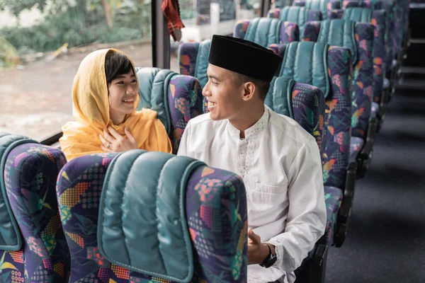 Muslim pasangan perjalanan dengan bus selama hari libur eid mubarak — Stok Foto
