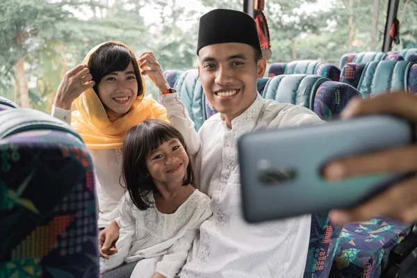 Müslüman bayramı gezisi ailesiyle birlikte otobüse biniyor. — Stok fotoğraf