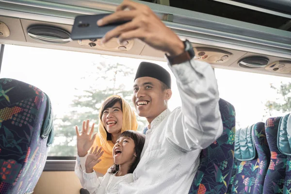 Muslim liburan naik bus bersama-sama dengan keluarga — Stok Foto
