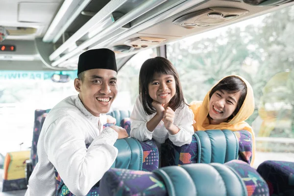 Viagem de férias muçulmano montando um ônibus junto com a família — Fotografia de Stock