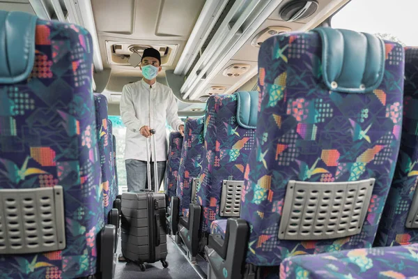 Мусульманські подорожі автобусом під час пандемії — стокове фото