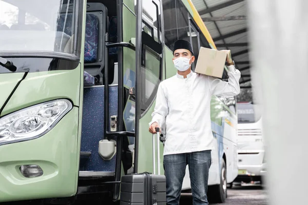 Macho muçulmano viajar de ônibus durante pandemia — Fotografia de Stock