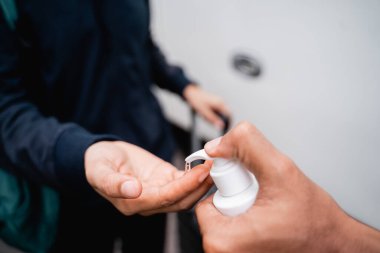 Asyalı yolcu sıcaklığı kontrolü ve el temizliği