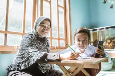 Endonezyalı ilköğretim öğrencisi evde