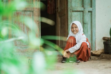 Endonezyalı ilkokul öğrencisi sabah okula hazırlanıyor.