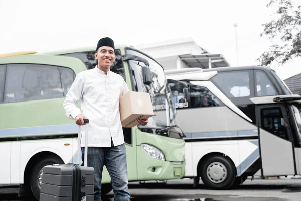 Mannelijke moslim reizen met de bus tijdens pandemie — Stockfoto