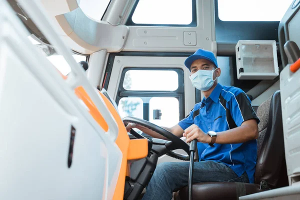 Motorista de ônibus vestindo uniforme e máscara — Fotografia de Stock