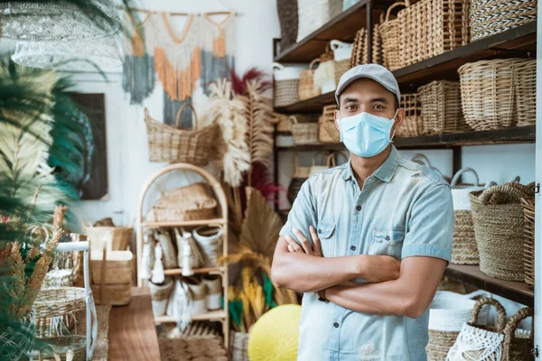 Homem doente empresário manter o trabalho e usar máscaras faciais — Fotografia de Stock
