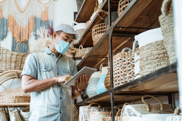 Homem doente empresário manter o trabalho e usar máscaras faciais — Fotografia de Stock