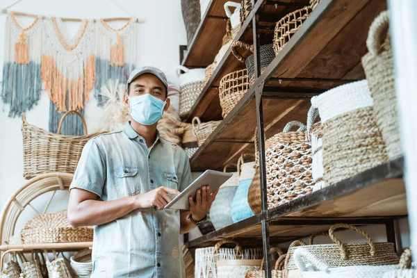 Homem doente empresário manter o trabalho e usar máscaras faciais — Fotografia de Stock