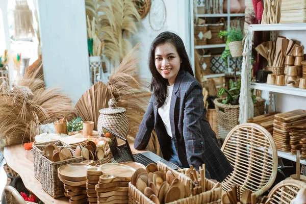 Aantrekkelijke aziatische ondernemer in haar kunst en ambacht winkel — Stockfoto