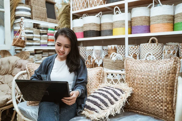 Attraktiv asiatisk företagare på hennes konst och hantverk butik — Stockfoto