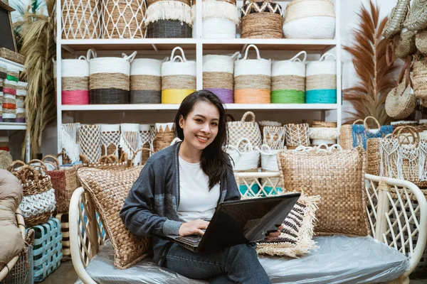 Aantrekkelijke aziatische ondernemer in haar kunst en ambacht winkel — Stockfoto