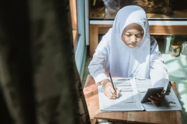 インドネシア人の女子高生がオンラインレッスンで宿題を勉強し — ストック写真