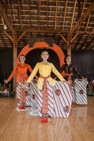 Group of woman in traditional javanese costume performing dance — Zdjęcie stockowe