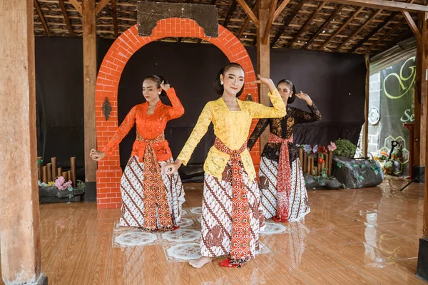 Portrait of a traditional javanese dancers — Stock Photo, Image