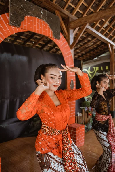 Group of woman in traditional javanese costume performing dance — Zdjęcie stockowe