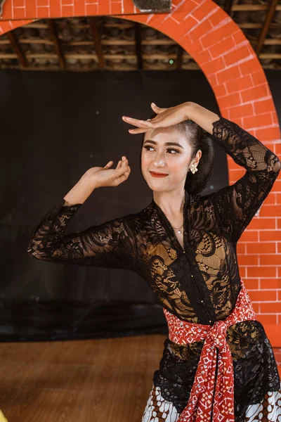 Porträt einer traditionellen javanischen Tänzerin — Stockfoto