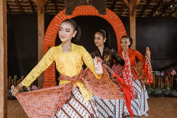 Group of woman in traditional javanese costume performing dance — Zdjęcie stockowe