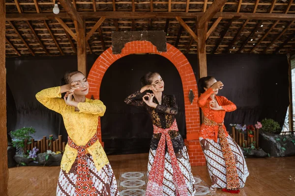 Retrato de dançarinos javaneses tradicionais — Fotografia de Stock