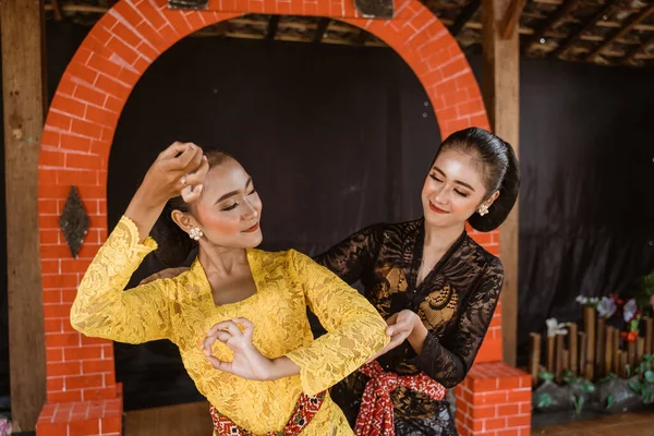Javanesisk indonesisk danslärare lär ut en dansrörelse — Stockfoto