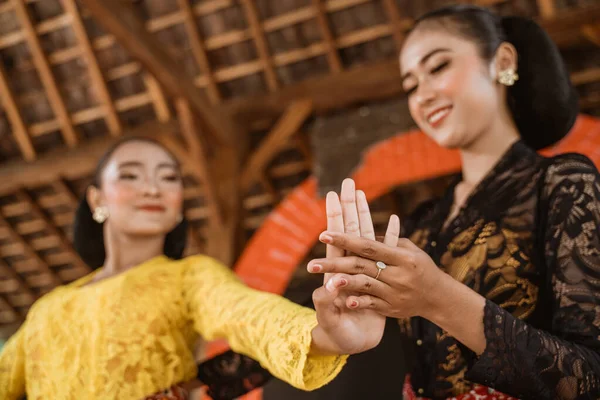 Instrutor de dança indonésia javanesa ensina um movimento de dança — Fotografia de Stock
