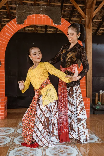 Javaans-Indonesische dansleraar onderwijzen een dansbeweging — Stockfoto