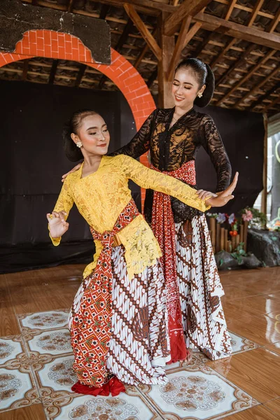 Javanese indonesian dance instructor teach a dance movement — Zdjęcie stockowe