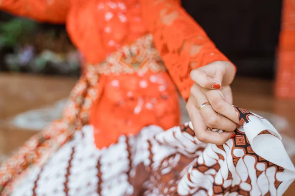 Closeup hand gesture of woman performing traditional javanese dancing — Stock Photo, Image