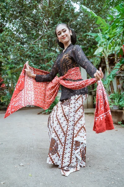 Dançarina javanesa mostrando sua pose de dança — Fotografia de Stock