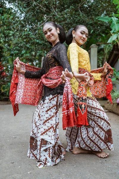 Javaanse danseres toont haar dansende houding — Stockfoto