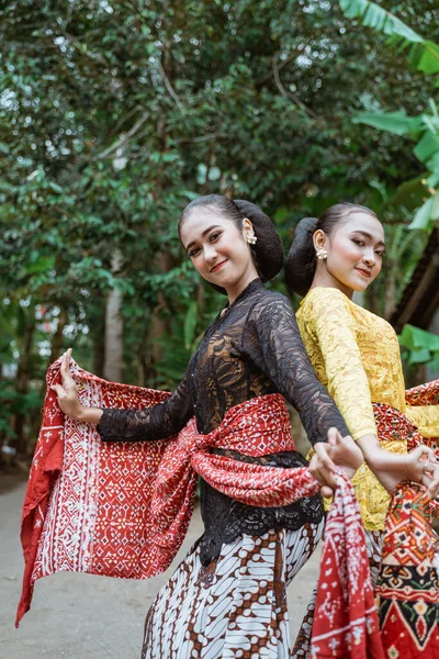 Jawajska tancerka pokazuje swoją pozycję taneczną — Zdjęcie stockowe