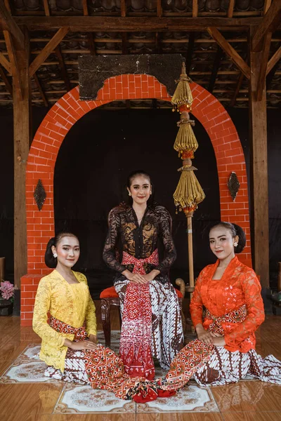 Portret van een vrouw draagt een traditioneel Javaans kostuum — Stockfoto