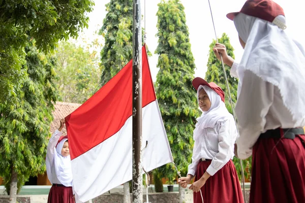 Upacara bendera Indonesia yang dilakukan oleh siswa SD indonesia — Stok Foto