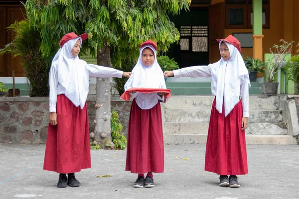 Gadis yang membawa bendera nasional Indonesia — Stok Foto