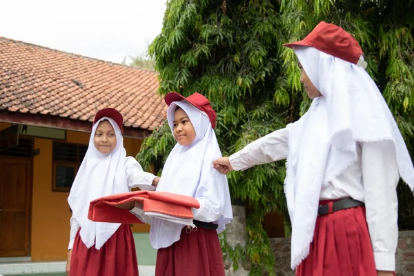 Gadis yang membawa bendera nasional Indonesia — Stok Foto