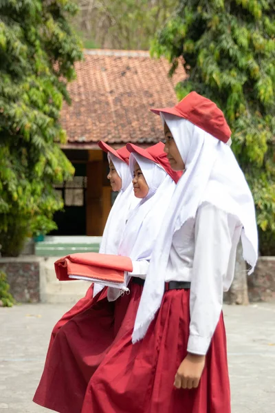 Fille portant le drapeau national indonésien — Photo