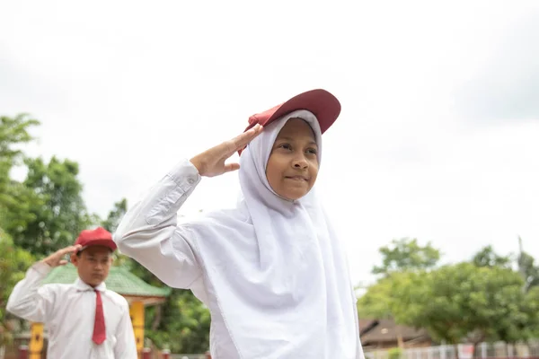 Bendera kehormatan dilakukan oleh siswa gadis kecil — Stok Foto